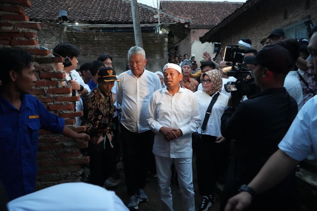 Gubernur Jawa Barat Dedi Mulyadi Didampingi Kepala Dinas ESDM Jawa Barat Bambang Tirtoyuliono dan anggota Komisi IV DPRD Jawa Barat  Daddy saat menemui penerima manfaat Bantuan Sambungan Listrik Gratis Untuk Masyarakat Tidak Mampu di Desa Cipinang, Kecamatan Beber, Kabupaten Cirebon, Rabu 7 Mei 2025.