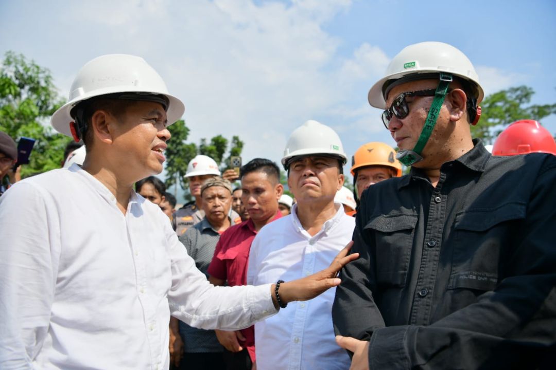 Gubernur Jawa Barat Dedi Mulyadi saat memberikan arahan kepada Kepala Dinas ESDM Jabar Bambang Tirtoyuliono saat meninjau langsung lokasi bencana longsor di kawasan tambang galian C Gunung Kuda, Desa Cipanas, Kecamatan Dukupuntang, Kabupaten Cirebon, Sabtu (31/5/2025).