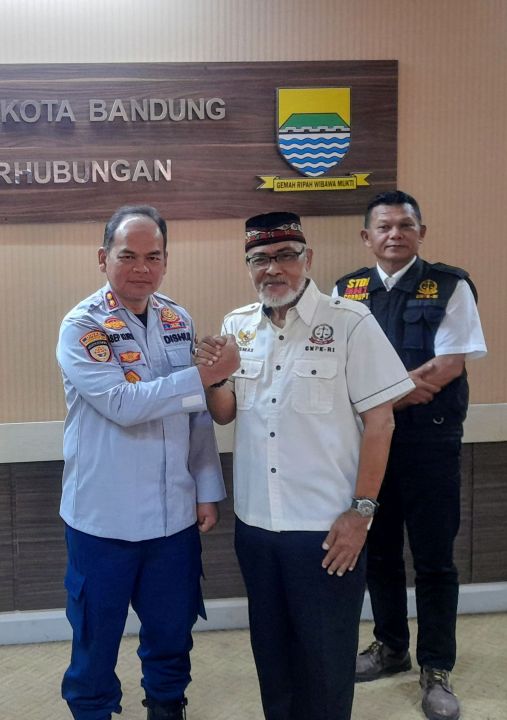 Ketua GNPKRI Jabar Abah Nana bersama Sekretaris Dishub Kota Bandung Asep Kurnia