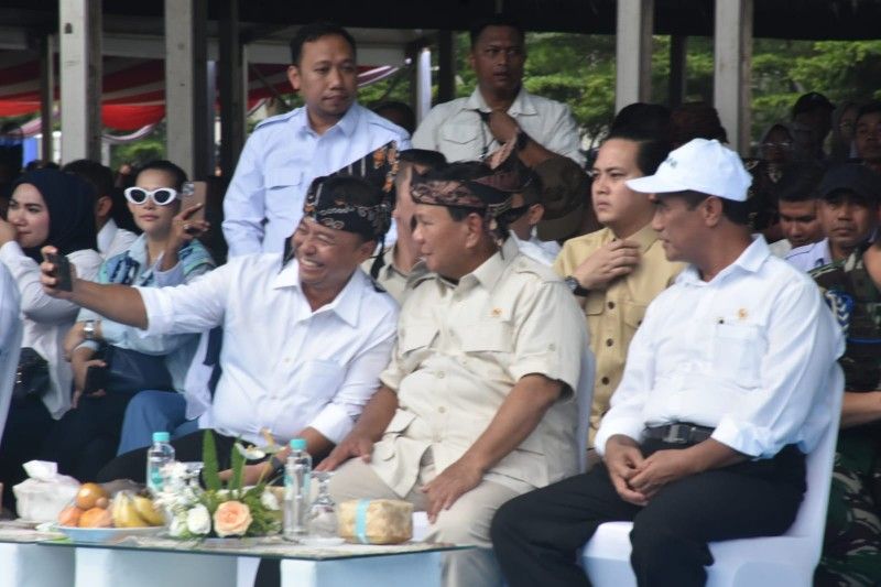 Herman Suryatman saat menjabat Pj Bupati Sumedang bersama Prabowo yang saat masih sebagai Menteri Pertahanan pada  acara Pembinaan Penyuluh Pertanian dan Petani serta Food Estate Partisipatif Provinsi Jawa Barat, di Pusat Pemerintahan Sumedang (PPS), Selasa, (30/1/2024). (Foto: Humas Sumedang)