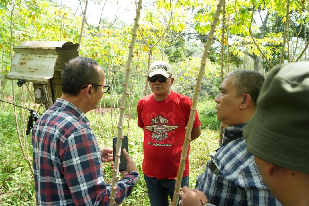 Ket Gbr.. Kepala Dinas ESDM Jabar Bambang Tirtoyuliono bersama Kepala Bidang Ketenagalistrikan Zaenal Arifin saat meninjau calon penerima dan calon lokasi program listrik gratis di Purwakarta belum lama ini