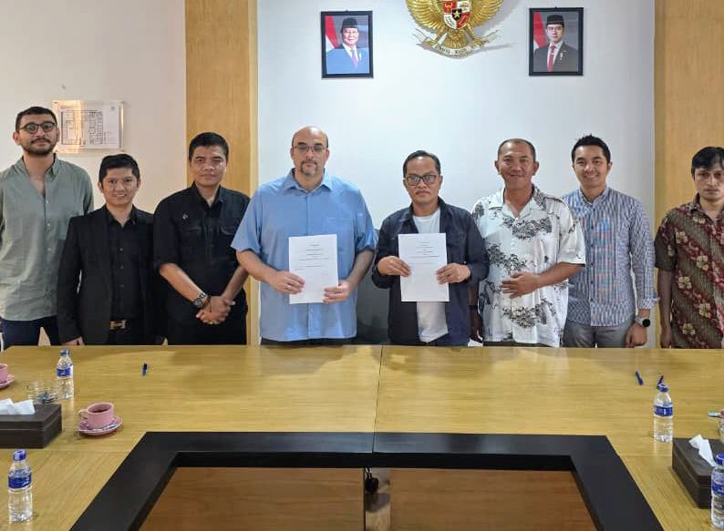 Acara penandatanganan Nota Kesepahaman (MoU) antara Direktur PT Migas Utama Jabar (Perseroda) Muhamad Sani dan Direktur Operasional PT Enerproco Global Indonesia Risvi Shihab, di Bandung, Selasa (14/10/2025).
