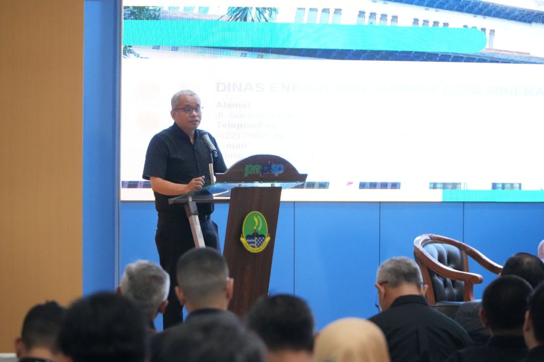 Sekretaris Dinas ESDM Jabar Slamet Mulyanto saat memberikan arahan.