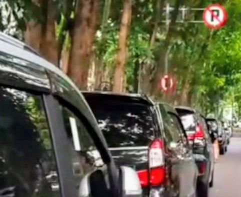 Kendaraan yang parkir ditempat terlarang di seputar  kawasan Gedung Sate terkena tilang.