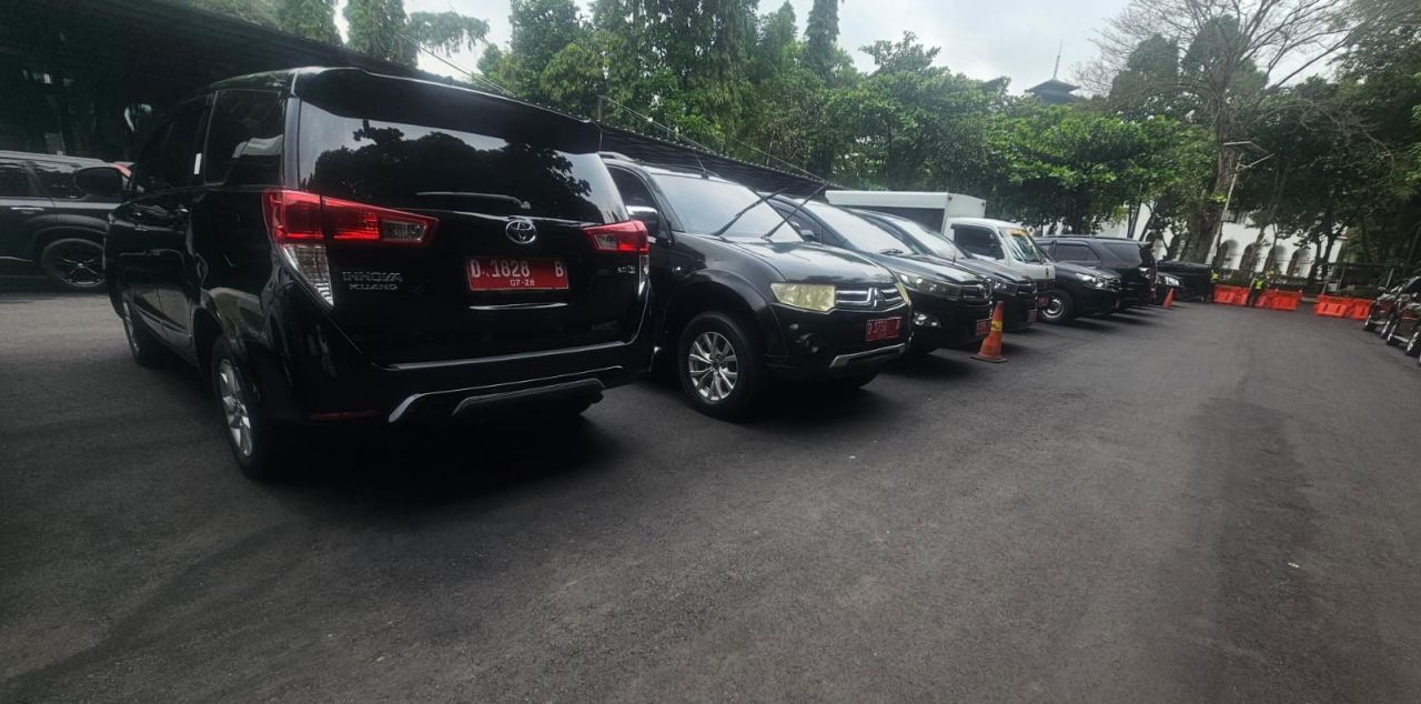 Ternyata ada juga beberapa kendaraan roda empat yang memarkir di area parkir dalam Gedung Sate, meski belum resmi digunakan, foto diambil tanggal 27 Januari 2026.