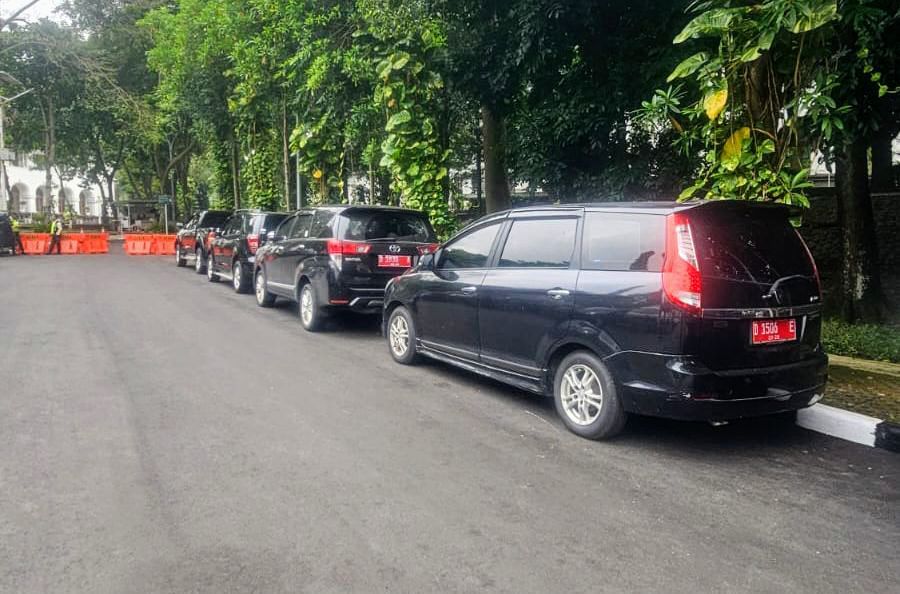 Tampak beberapa kendaraan yang parkir di Gedung Sate meski belum resmi digunakan, foto diambil tanggal 27 Januari 2026.