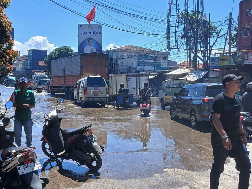 Banjir terjang kawasan Dayeuhkolot Kab Bandung akibat luapan Sungai Citarum.