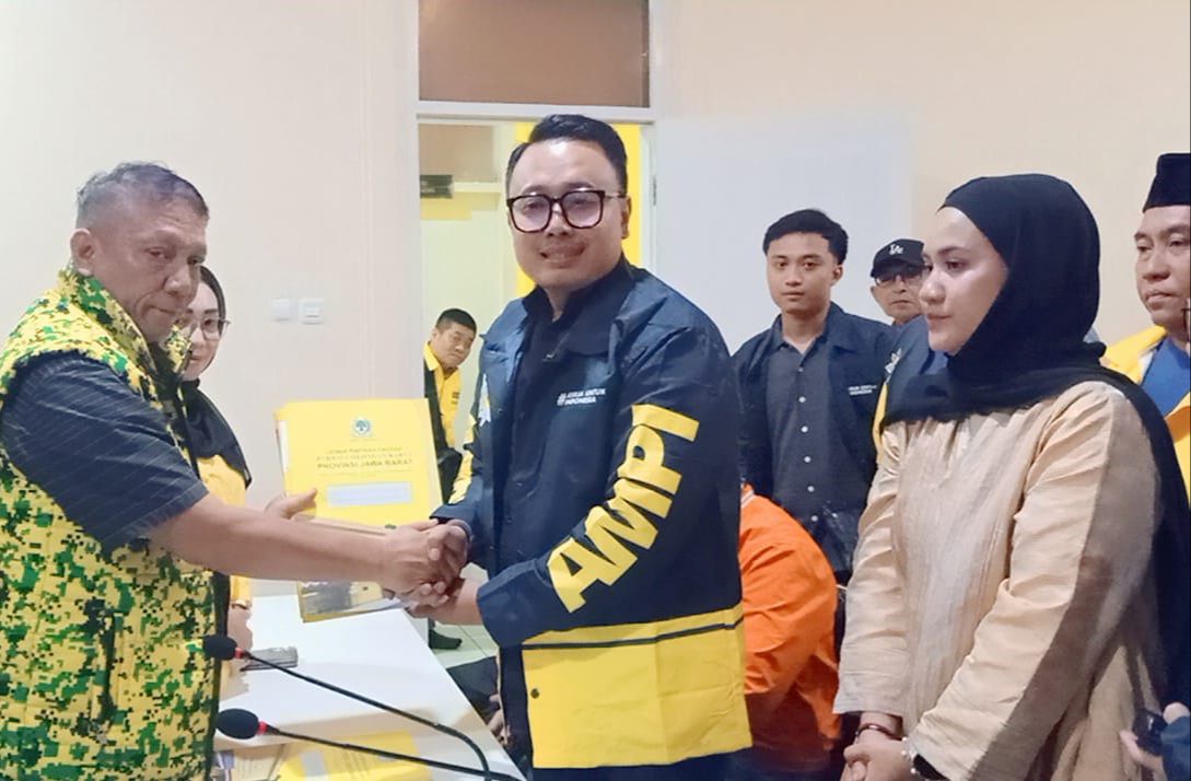 Tim Steering Committee (SC) saat menerima pengembalian formulir pendaftaran dari calon Ketua Golkar Jabar Ahmad Hidayat di ruan data DPD Golkar Jln Maskumambang Kota Bandung, Rabu (1/4/26) pukul 20.30 WIB.